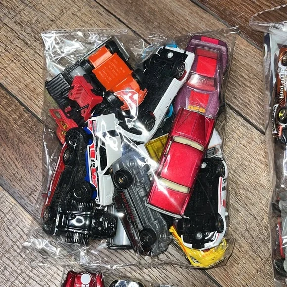 Hot wheels and assorted toy cars - Picture 4 of 7